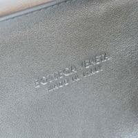 حقيبة الكلاتش الكلاسيكية الدائمة من بوتيغا BV تعود...