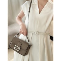 شنطة فيندي باغيت لون كاكي بيج مقاس سمول Fendi Bagu...