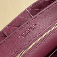 شنطة بوتيغا فينيتا لون برغندي مشبك ذهبي الحجم الصغ...