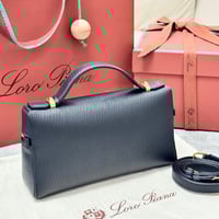 شنطة لورو بيانا إكسترا ال 23 جلد مموج لون أسود