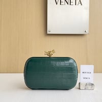 بوتيغا فينيتا كلاتش جلد تمساح بسلسلة وعقدة Bottega...