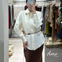 بلوزة لون سكري أوف وايت بزراير أمامية بروش وردة لو...