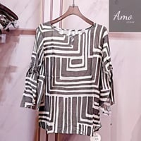 بلوزة واسعة خامة ناعمة مشجرة بياقة دائرية الأكمام...