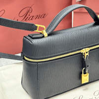 شنطة لورو بيانا إكسترا ال 23 جلد مموج لون أسود