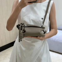 شنطة فيندي باغيت لون كاكي بيج مقاس سمول Fendi Bagu...