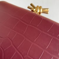 بوتيغا فينيتا كلاتش جلد تمساح بسلسلة وعقدة Bottega...