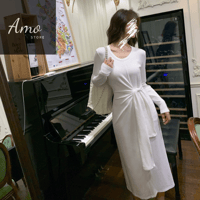 فستان لون أبيض أنيق بأكمام طويلة وحزام من نفس القم...