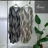 فستان لون أسود بنقشات كريمي مقاس واسع بزراير أمامي...