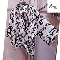 بلوزة واسعة خامة ناعمة مشجرة بياقة و بأزرار أمامية...