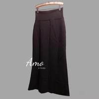 تنورة أسود متوسطة الطول مصنوعة من خامة استرتش خصر...