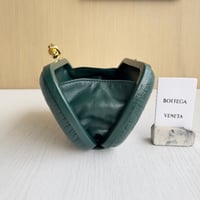 بوتيغا فينيتا كلاتش جلد تمساح بسلسلة وعقدة Bottega...