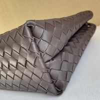 شنطة بوتيغا فينيتا لون عودي مشبك ذهبي الحجم الوسط...