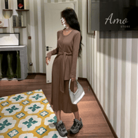 فستان لون بني أنيق بأكمام طويلة وحزام من نفس القما...