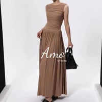 فستان لون كاكي طويل بخصر مرن بدون اكمام فتحته الرق...