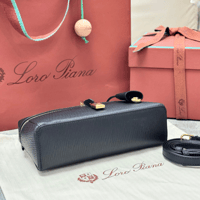 شنطة لورو بيانا إكسترا ال 23 جلد مموج لون أسود