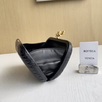 بوتيغا فينيتا كلاتش جلد تمساح بسلسلة وعقدة Bottega...