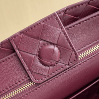 شنطة بوتيغا فينيتا لون برغندي مشبك ذهبي الحجم الصغ...