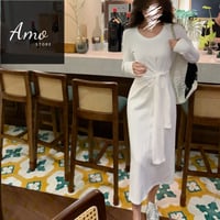 فستان لون أبيض أنيق بأكمام طويلة وحزام من نفس القم...