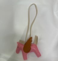 تعليقة حصان بالجناح