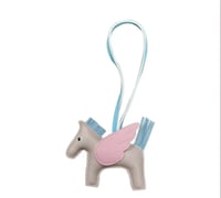 تعليقة حصان بالجناح