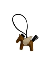 تعليقة حصان بالجناح