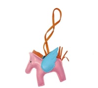 تعليقة حصان بالجناح