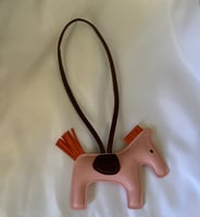 تعليقة حصان بدون الجناح