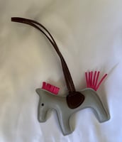 تعليقة حصان بدون الجناح