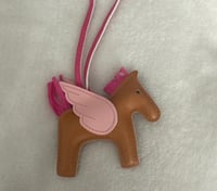 تعليقة حصان بالجناح