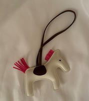 تعليقة حصان بدون الجناح