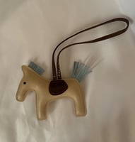 تعليقة حصان بدون الجناح