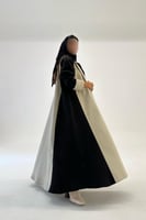 عباية جوخ مع ياقة جوانب سوداء