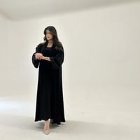 عباية كريب ملكي اكمام مشجر اسود