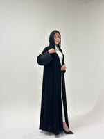 عباية كريب ملكي مع نقش هندي على الأكمام