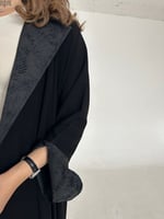 عباية كريب مع ياقه واكمام تفته