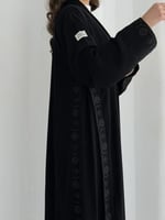 عباية كريب ملكي مع تطريز أكمام وجوانب