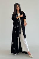 عباية بتطريز ابيض من الأمام كريب