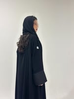 عباية كريب ملكي مع نقش هندي على الأكمام