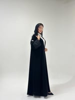 عباية كريب ملكي مع نقش هندي على الأكمام