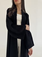 عباية بياقة كريب مع أكمام زري اسود