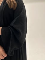 عباية كريب ملكي اكمام مشجر اسود