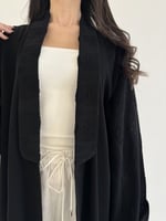 عباية بياقة كريب مع أكمام زري اسود