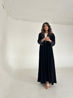 عباية كريب مع ياقه واكمام تفته