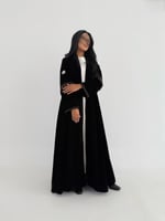 عباية مخمل مع تطريز أكمام