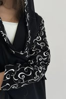 عبايه مطرزة على الأكمام