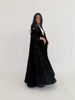 عباية مخمل مع اكمام وجوانب شيفون