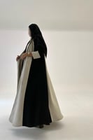 عباية جوخ مع ياقة جوانب سوداء