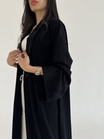عباية بياقة كريب مع أكمام زري اسود