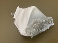 كمامة او وايت سكري فاتح سهرة مطرزة بالخرز الفضي