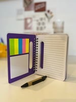 دفتر مع قلم وفواصل